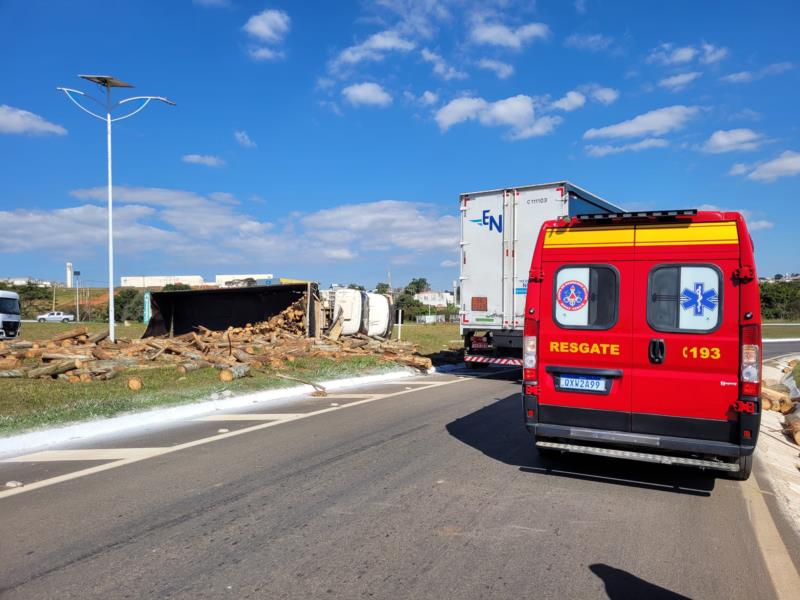 Caminhão carregado com lenha perde o freio, bate na traseira de outro caminhão e tomba no trevo de Guaxupé 