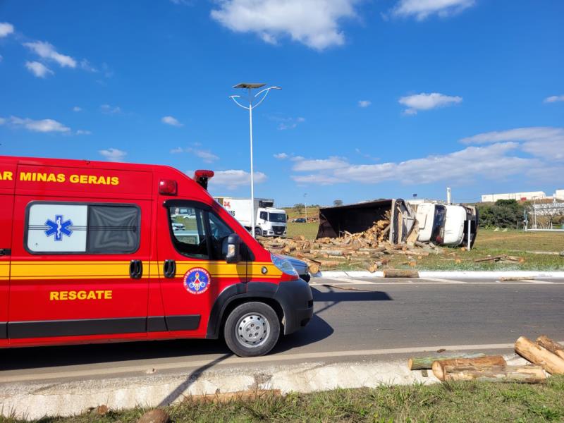 Caminhão carregado com lenha perde o freio, bate na traseira de outro caminhão e tomba no trevo de Guaxupé 