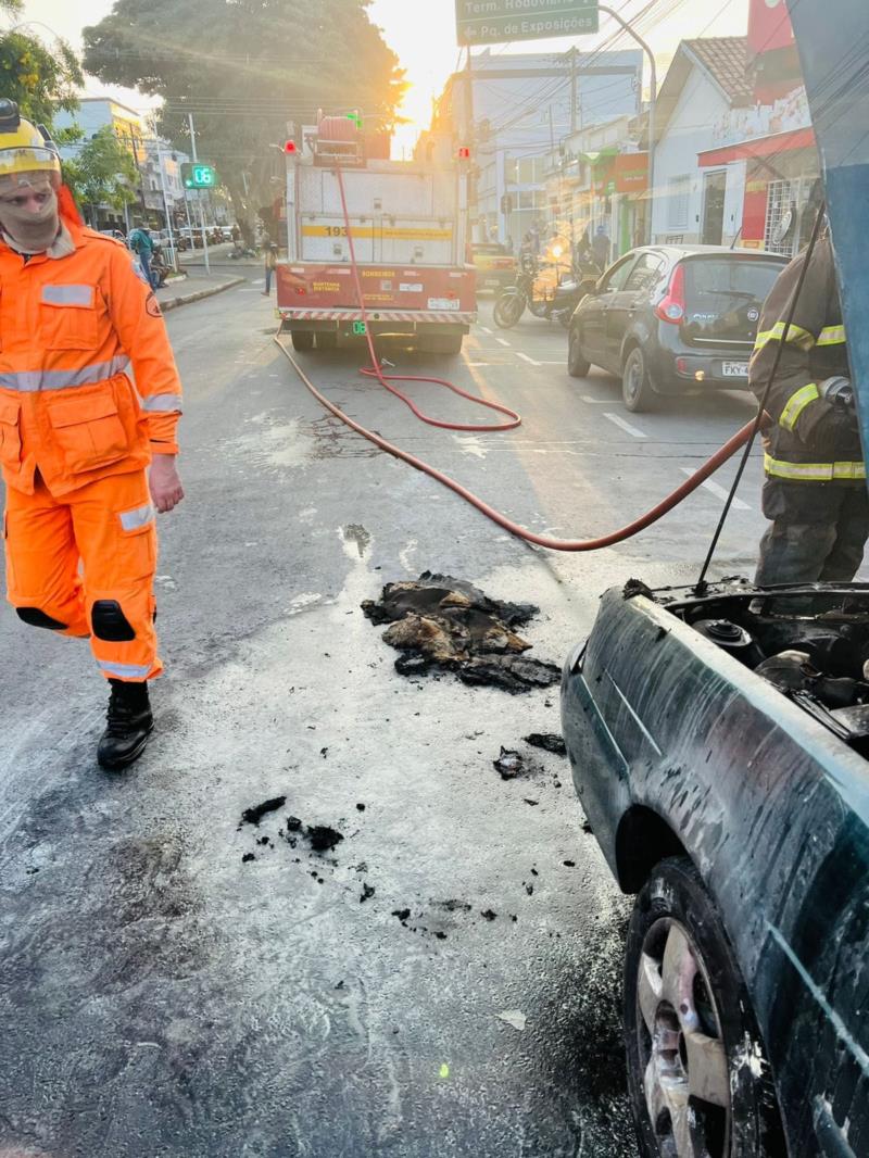 Veículo incendeia-se no centro de Guaxupé 