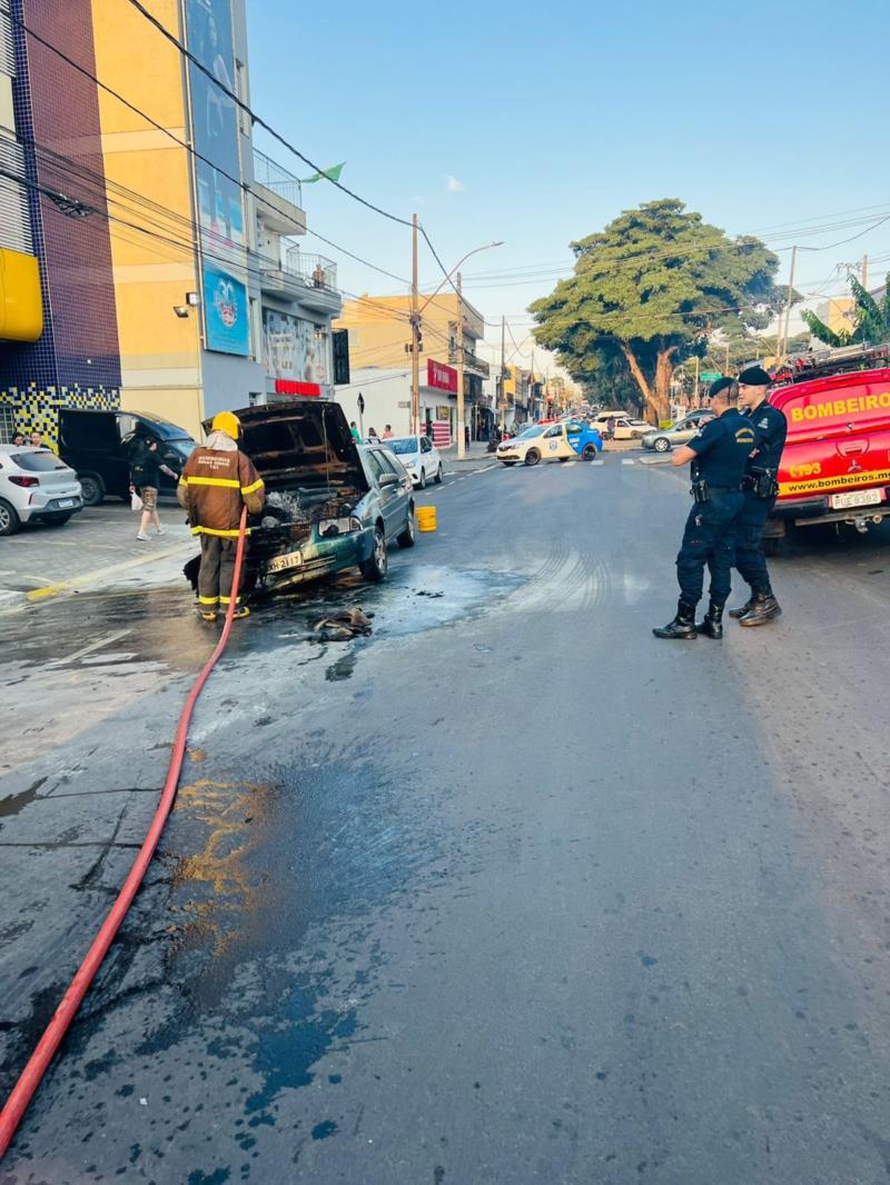 Veículo incendeia-se no centro de Guaxupé 