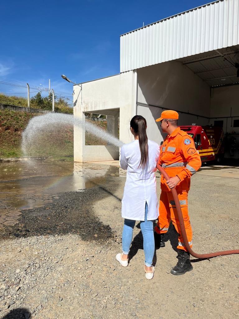 Alunos de curso técnico do Senac visitam a sede do Corpo de Bombeiros em Guaxupé 