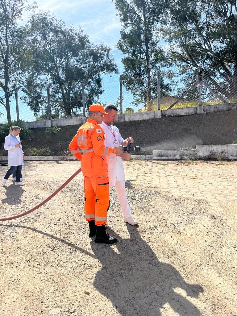 Alunos de curso técnico do Senac visitam a sede do Corpo de Bombeiros em Guaxupé 