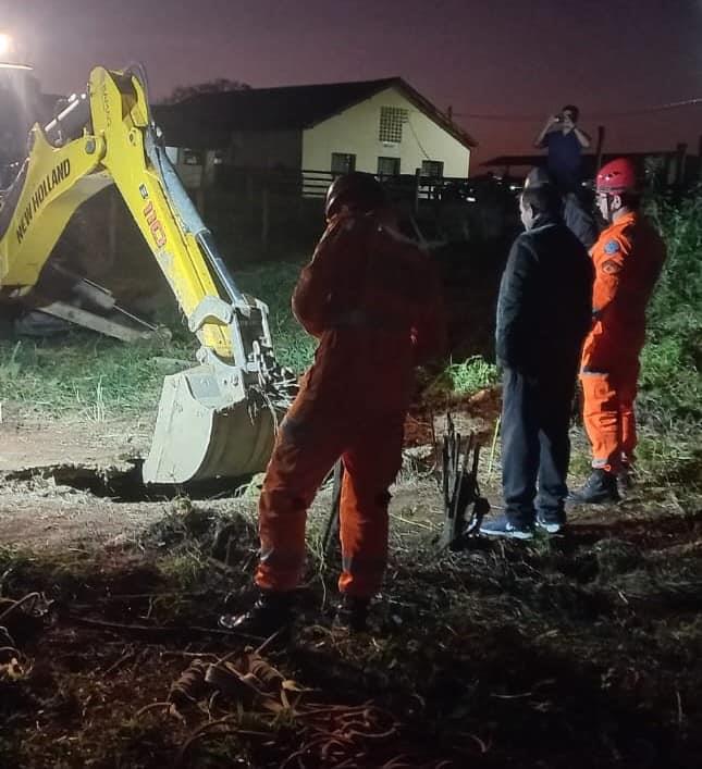 Bombeiros resgatam vacas que caíram em fossa desativada no Ifsuldeminas, sendo que uma delas morreu com a queda