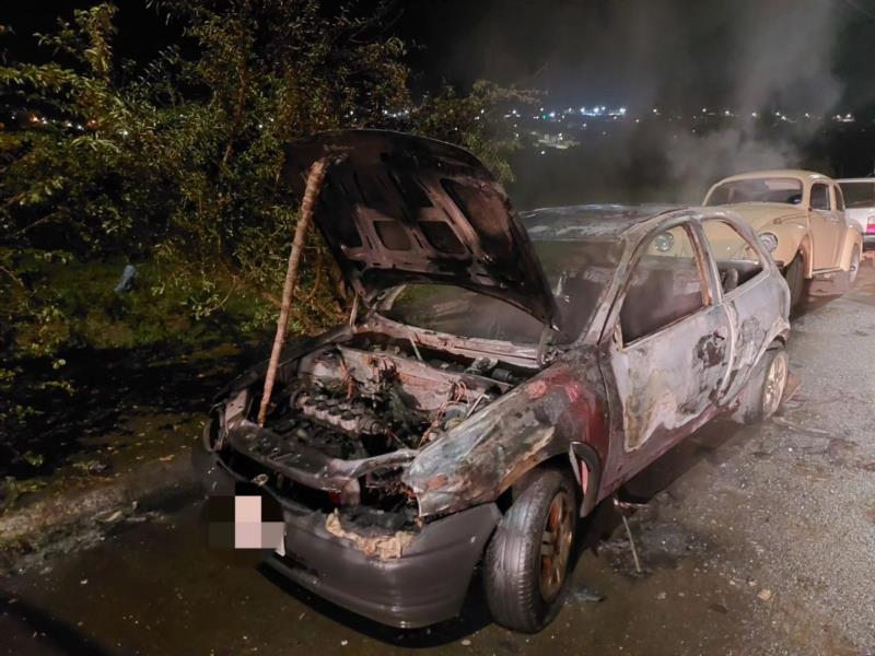 Veículo pega fogo na praça Haiti, em Guaxupé 