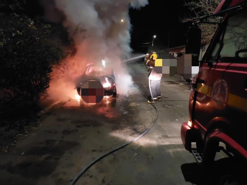 Veículo pega fogo na praça Haiti, em Guaxupé 