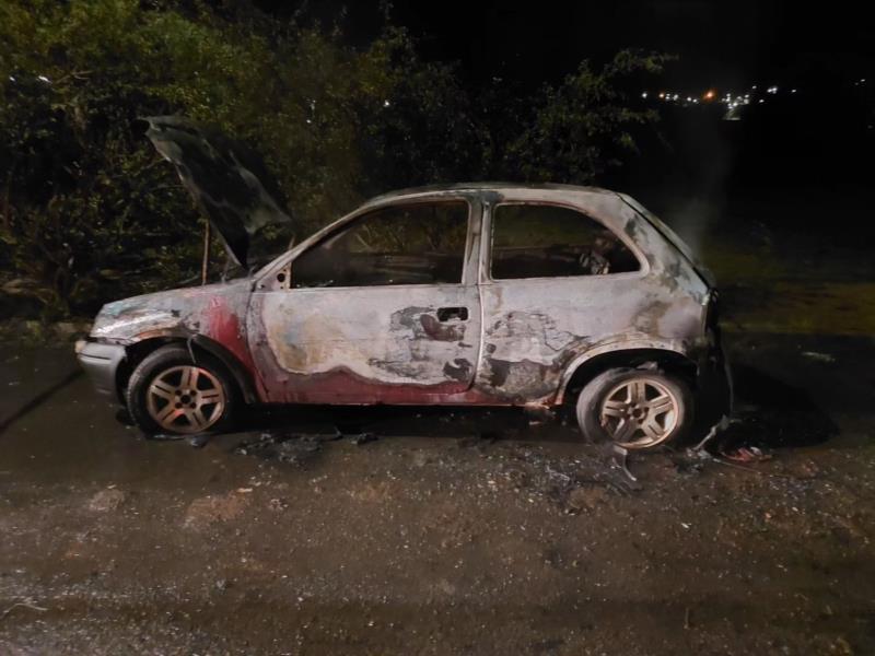 Veículo pega fogo na praça Haiti, em Guaxupé 