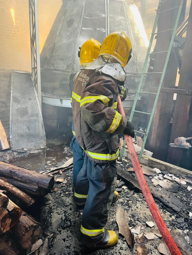 Incêndio em secador de café na Fazenda Bocaina foi combatido pelo Corpo de Bombeiros 