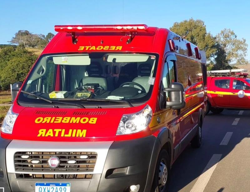 Motociclista de 45 anos fica ferido em colisão entre veículos em Guaxupé 