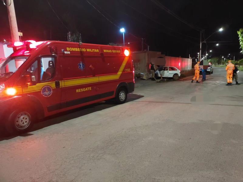 Em Guaxupé, carro bate em muro de residência e ocupantes deixam o local antes da chegada dos bombeiros 