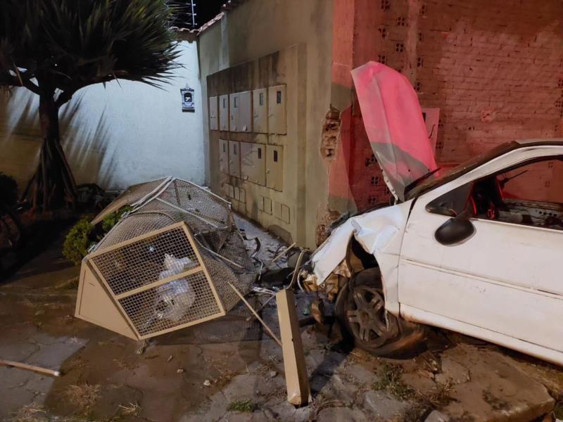 Em Guaxupé, carro bate em muro de residência e ocupantes deixam o local antes da chegada dos bombeiros 