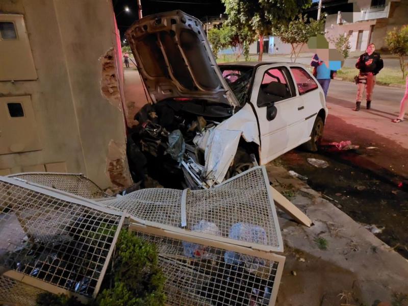 Em Guaxupé, carro bate em muro de residência e ocupantes deixam o local antes da chegada dos bombeiros 