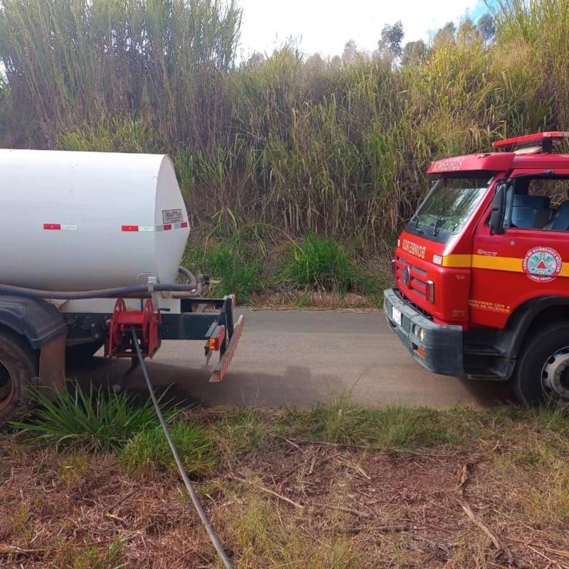 Caminhonete pega fogo na zona rural de Guaranésia 