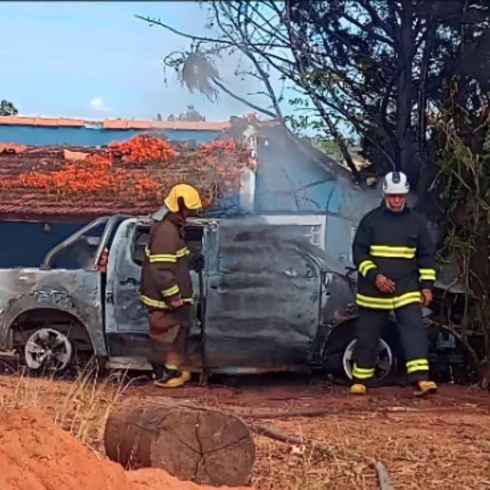 Caminhonete pega fogo na zona rural de Guaranésia 