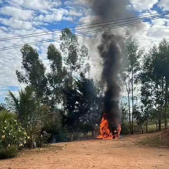 Caminhonete pega fogo na zona rural de Guaranésia 