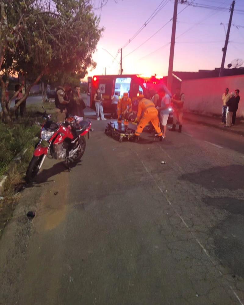 Duas pessoas ficam feridas em colisão entre moto e bicicleta no Recreio dos Bandeirantes, em Guaxupé 