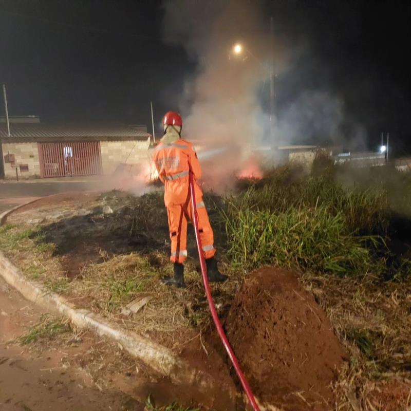 Bombeiros e Defesa Civil de Guaranésia combatem focos de incêndio na região 