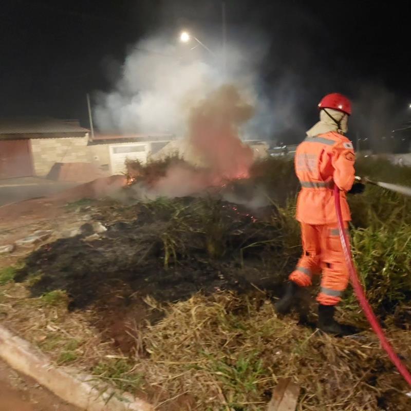 Bombeiros e Defesa Civil de Guaranésia combatem focos de incêndio na região 