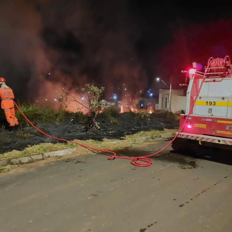 Bombeiros e Defesa Civil de Guaranésia combatem focos de incêndio na região 