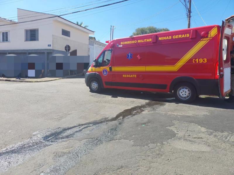 Em Guaxupé, duas pessoas ficam feridas em sinistro com motocicleta no bairro Morada do Sol 