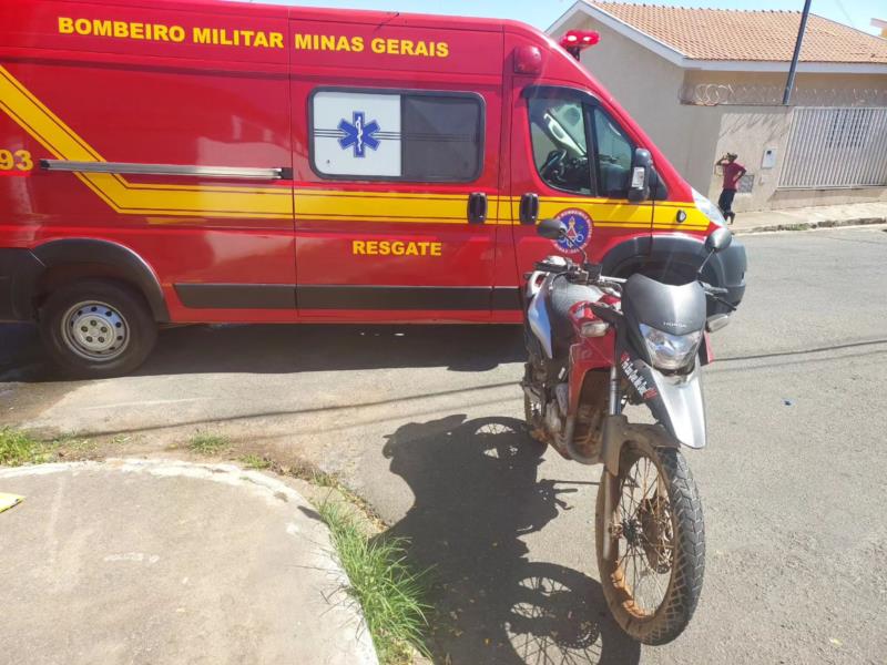 Em Guaxupé, duas pessoas ficam feridas em sinistro com motocicleta no bairro Morada do Sol 