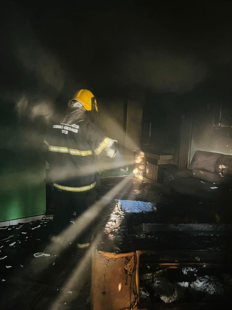 Bombeiros combatem incêndio em residência no bairro Jardim Europa 