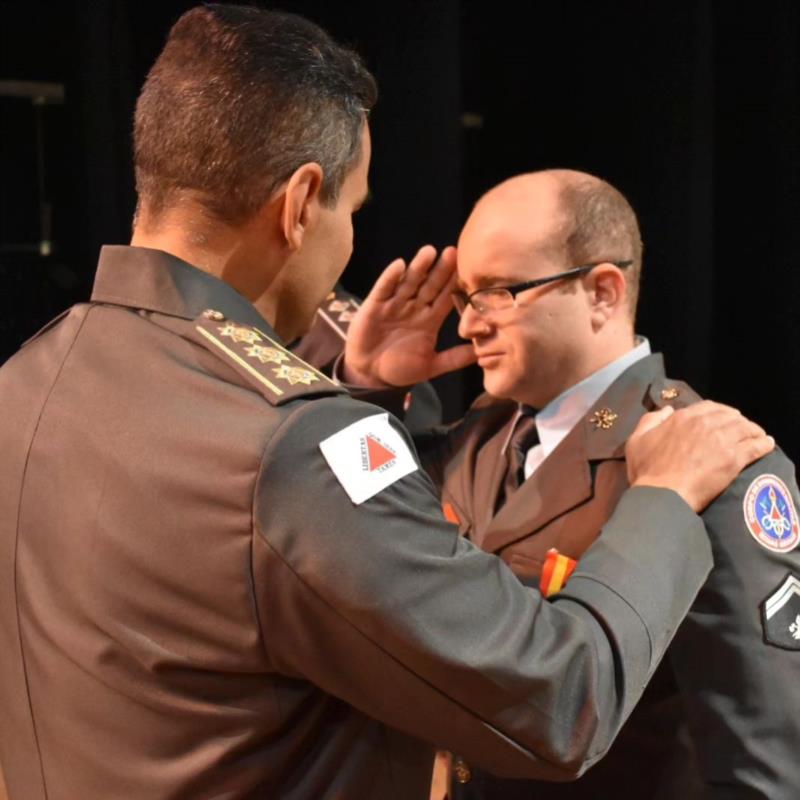 Bombeiro de Guaxupé é agraciado com Medalha de Mérito Militar em Poços de Caldas