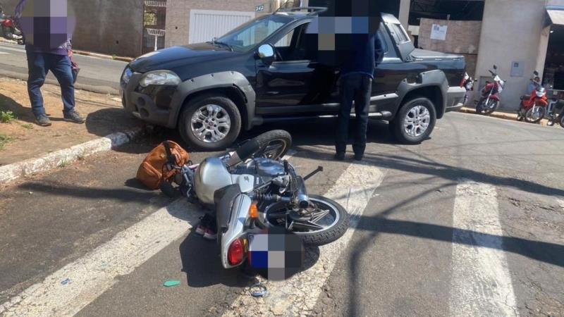 Acidente entre carro e moto deixa motociclista ferido na Salesianos, em Guaxupé 