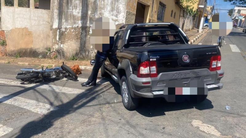 Acidente entre carro e moto deixa motociclista ferido na Salesianos, em Guaxupé 