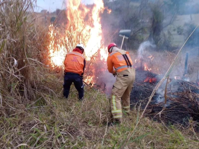 Incêndio na zona rural de Guaranésia foi combatido por bombeiros e Defesa Civil do município