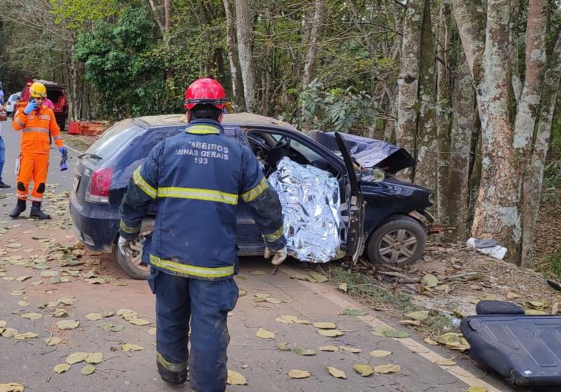 Veículo bate em árvore na rodovia MG-146, entre Muzambinho e Nova Resende, deixando dois mortos e um ferido 