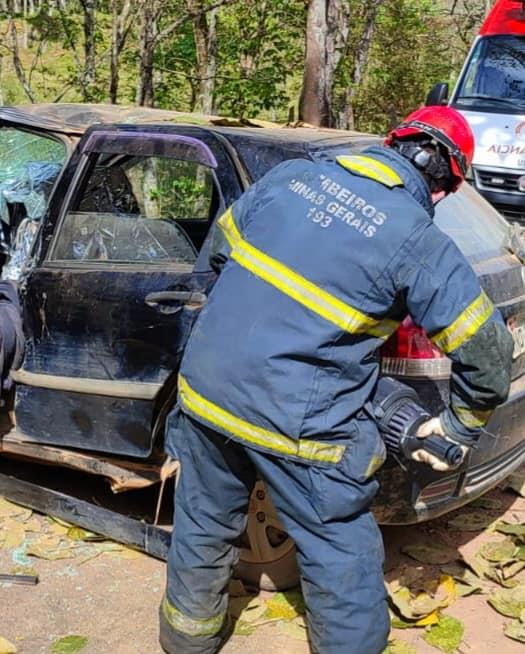 Veículo bate em árvore na rodovia MG-146, entre Muzambinho e Nova Resende, deixando dois mortos e um ferido 