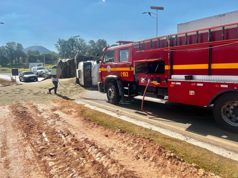 Acidente com caminhão no Trevo do Japy deixa uma pessoa ferida 