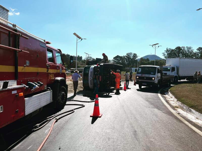 Acidente com caminhão no Trevo do Japy deixa uma pessoa ferida 