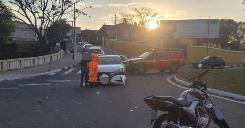 Acidente na área central de Guaxupé deixa motociclista ferido 