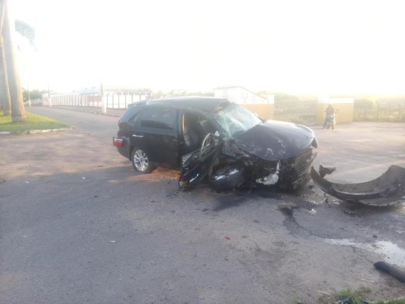 Vítima fica presa às ferragens após colidir com caminhão no Polo Industrial, em Guaxupé 