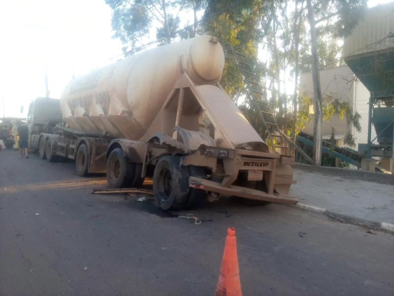 Vítima fica presa às ferragens após colidir com caminhão no Polo Industrial, em Guaxupé 