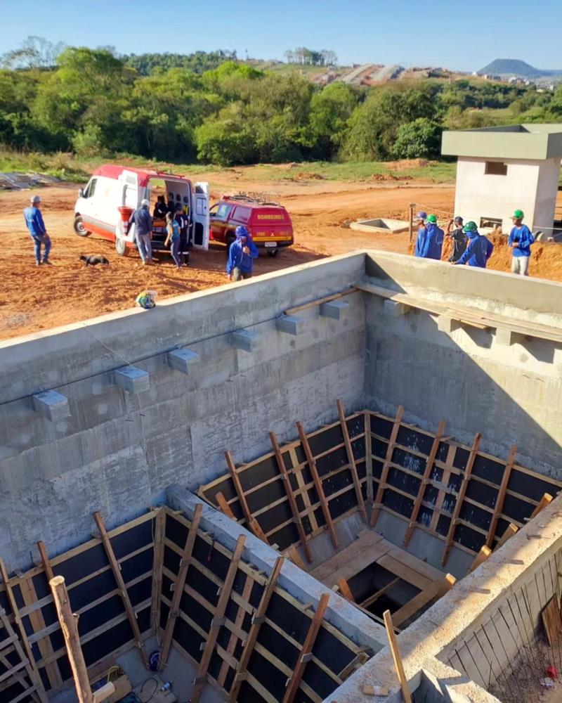 Operário da construção civil fica ferido ao cair em buraco de fundação de obra em Guaxupé