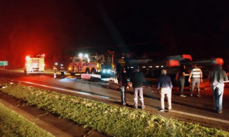 Ônibus com estudantes de Guaxupé bate em caminhão, deixando 10 pessoas feridas em Casa Branca 