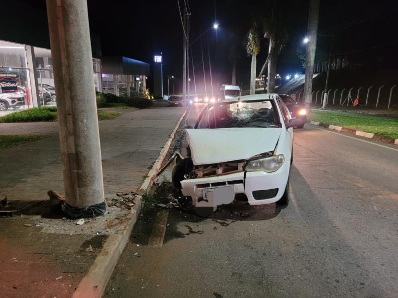 Homem de 27 anos bate veículo em poste próximo à Vime Veículos, em Guaxupé 