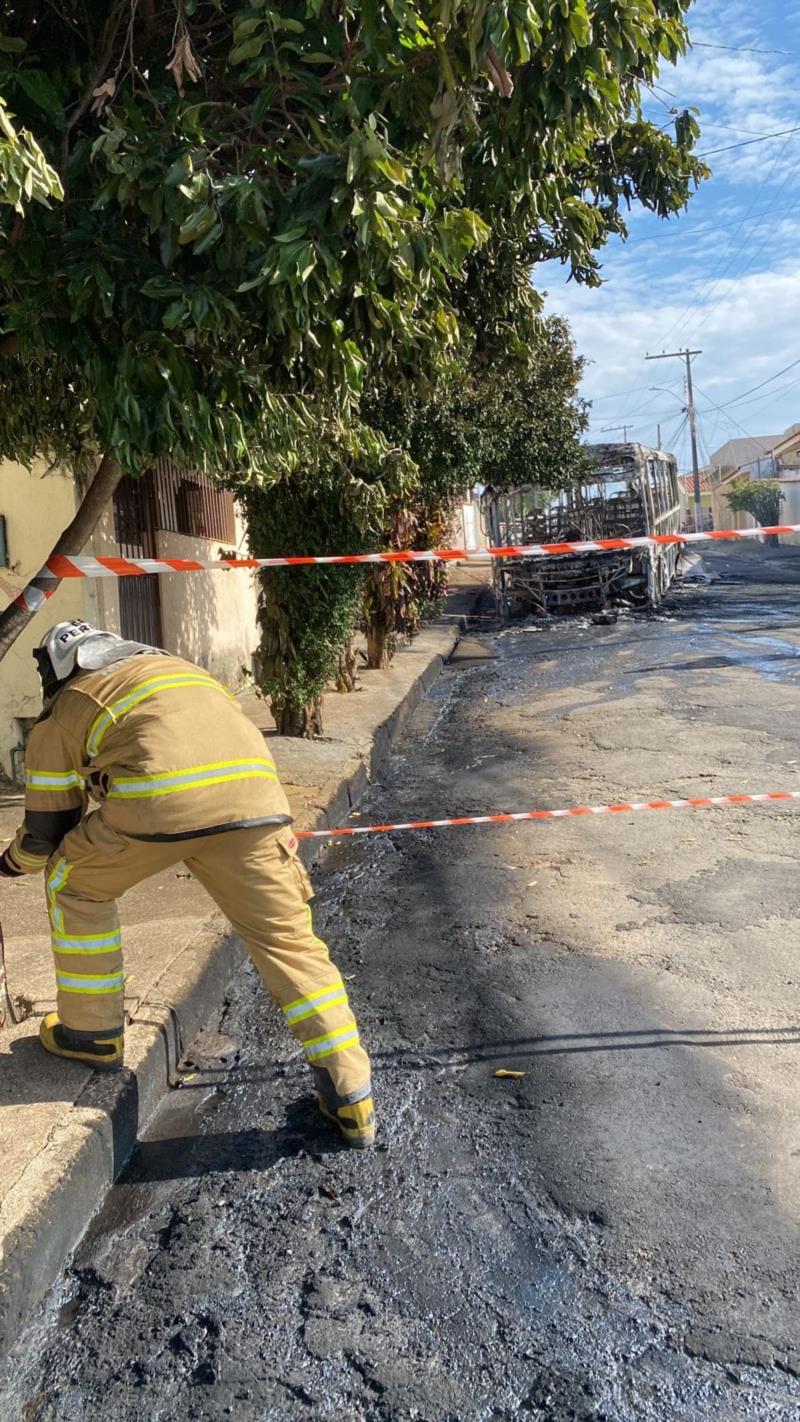 Ônibus municipal fica destruído após incêndio 