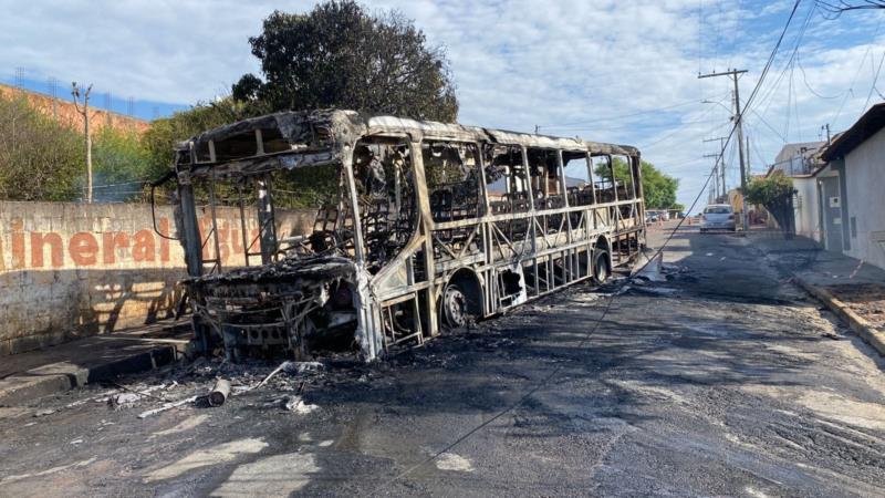 Ônibus municipal fica destruído após incêndio 