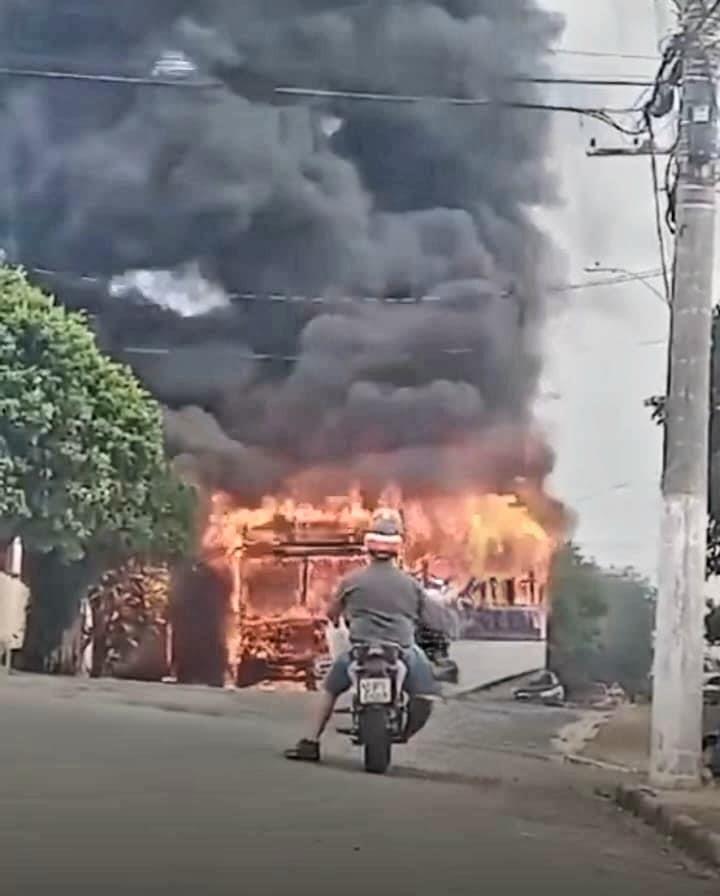 Ônibus municipal fica destruído após incêndio 