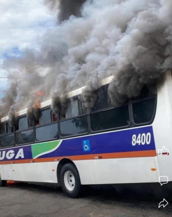 Ônibus municipal fica destruído após incêndio 