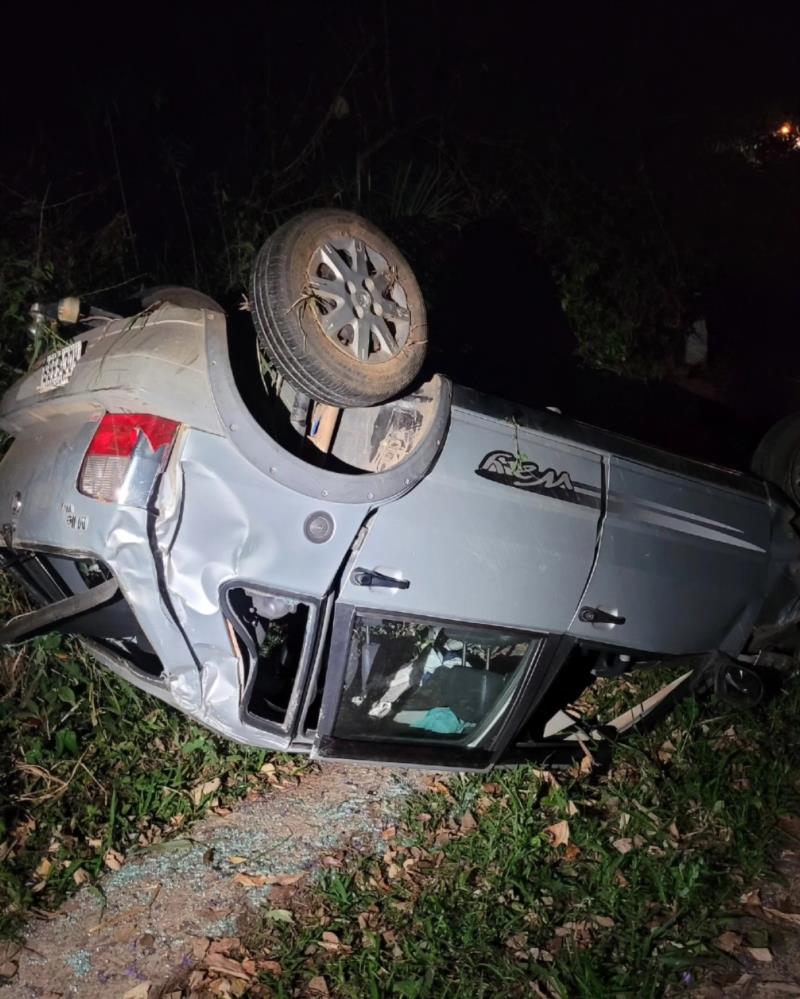 Condutora perde o controle do veículo, que sai da pista e capota na BR-491