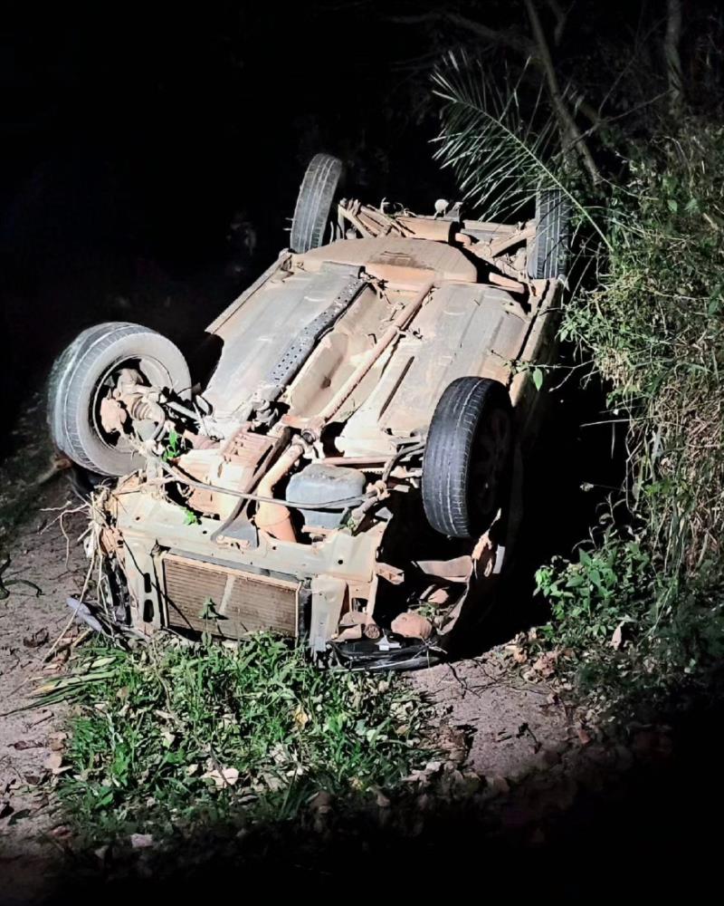 Condutora perde o controle do veículo, que sai da pista e capota na BR-491