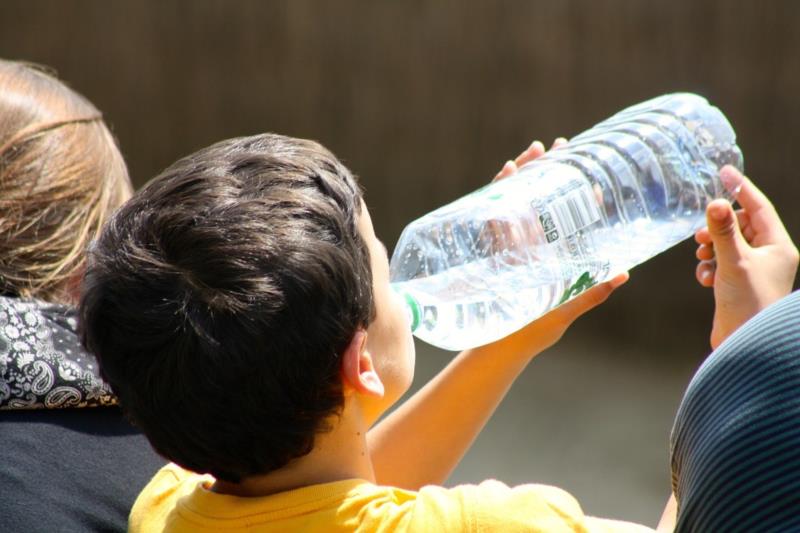 Onda de calor e baixos índices de umidade relativa do ar representam risco à saúde de idosos e crianças