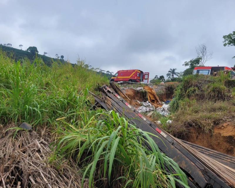 Grave acidente mata caminhoneiro e motociclista na BR-146