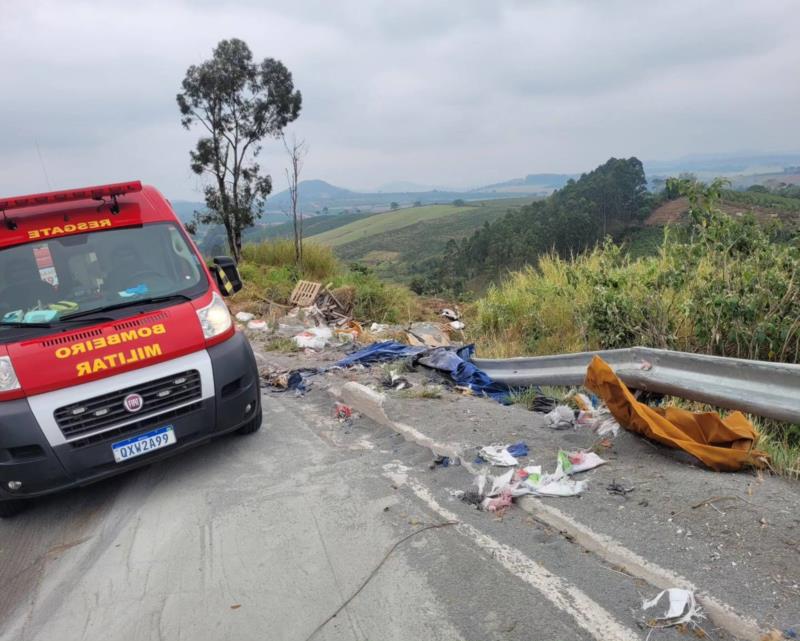 Grave acidente mata caminhoneiro e motociclista na BR-146