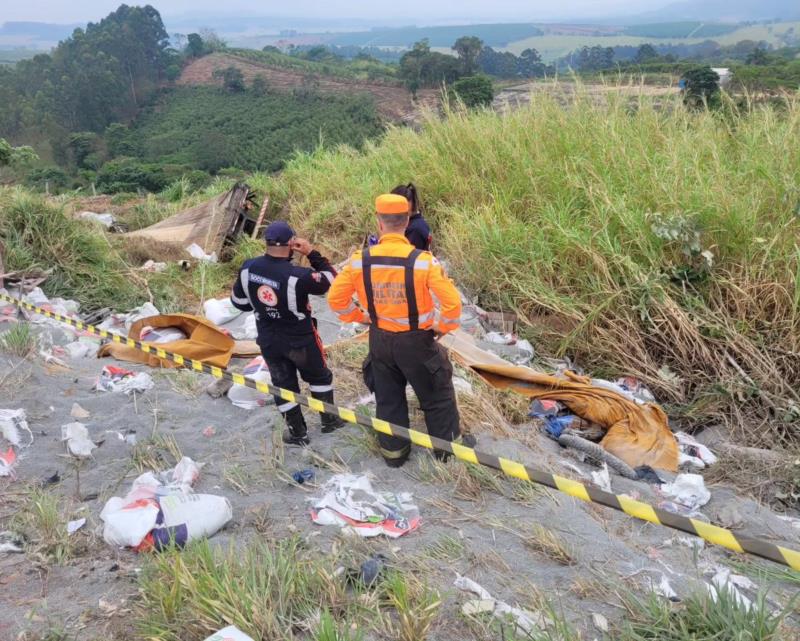 Grave acidente mata caminhoneiro e motociclista na BR-146