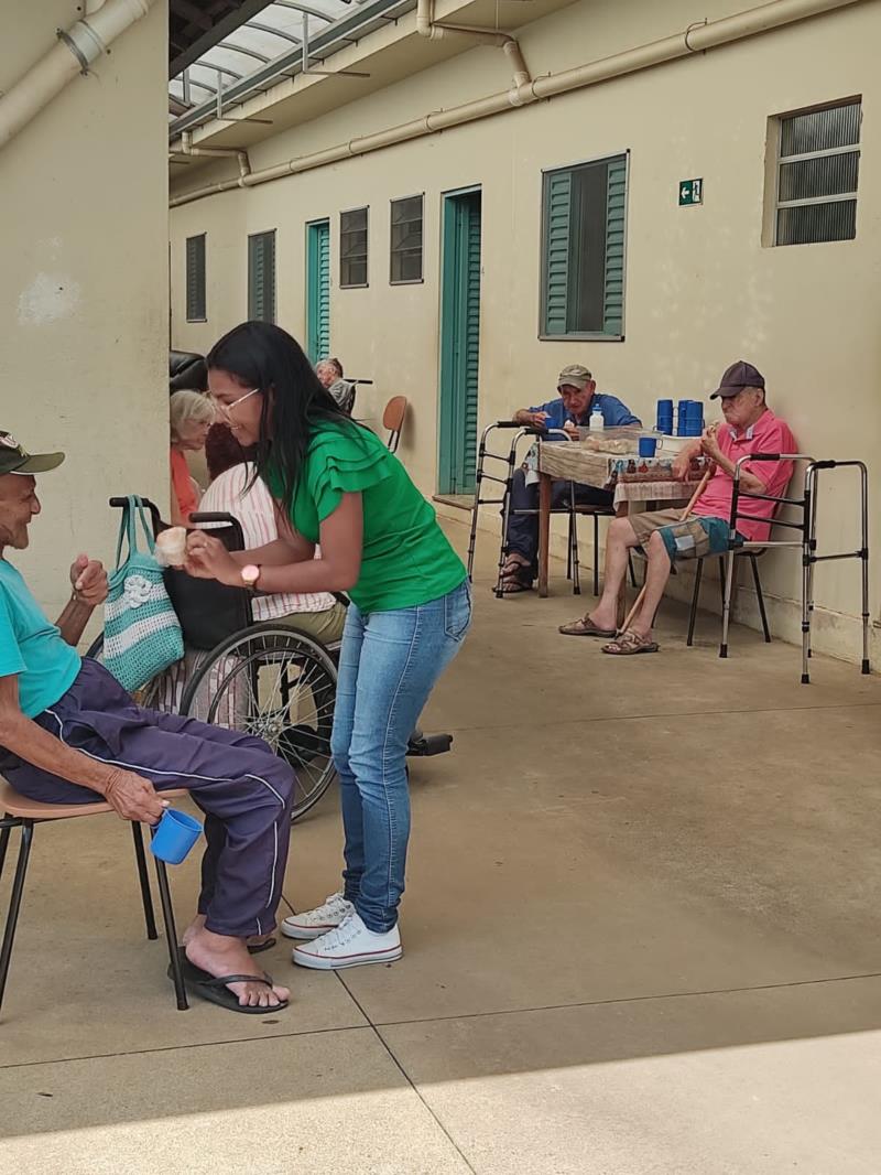 Empresas de Guaxupé promovem piquenique na Vila Vicentina em comemoração ao Dia do Idoso